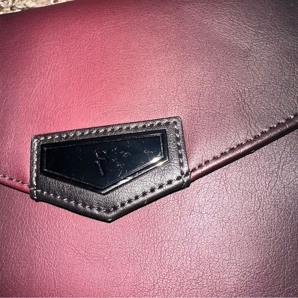 Simply Vera Vera Wang Black and Burgundy Wristlet - Picture 4 of 9